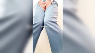 【職場のトイレが使用中でおもらし】#omorashi #peeaccident #desperation wetting #pee desperation
