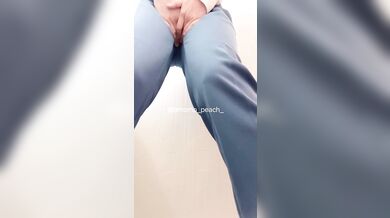 【職場のトイレが使用中でおもらし】#omorashi #peeaccident #desperation wetting #pee desperation