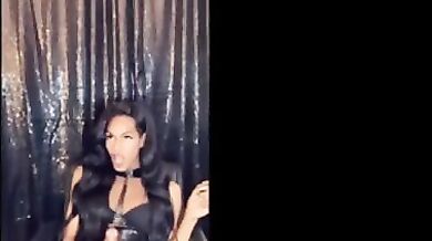 Extra hung time une black masturbe ca grosse queue