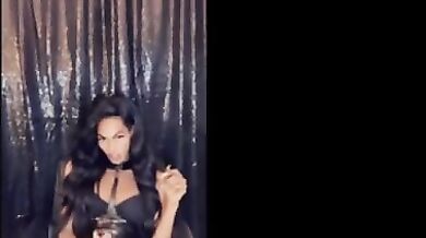 Extra hung time une black masturbe ca grosse queue