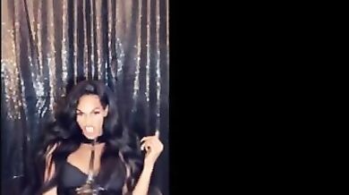 Extra hung time une black masturbe ca grosse queue