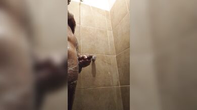 Un pajaso en el baño