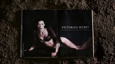 Alien Woman Vores Mugger