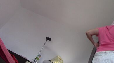 Moglie sexy si diverte a provare vestiti e a tagliarli di dosso. Mora balla nuda per casa.