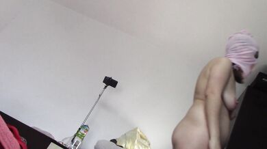 Moglie sexy si diverte a provare vestiti e a tagliarli di dosso. Mora balla nuda per casa.