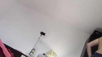 Moglie sexy si diverte a provare vestiti e a tagliarli di dosso. Mora balla nuda per casa.