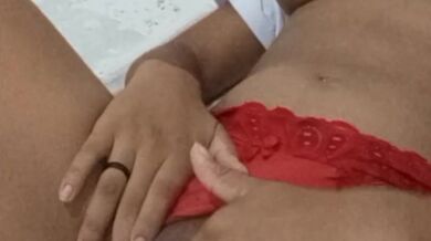 Putinha tendo orgasmo depois de brincar com sua buceta molhada