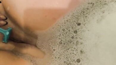 Curvy mommy shaves her pussy in bathtub - close-up hd solo