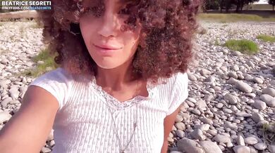 Masturbazione e orgasmo duro in una luogo pubblico con sconosciuto che guarda la figa e gambe aperte