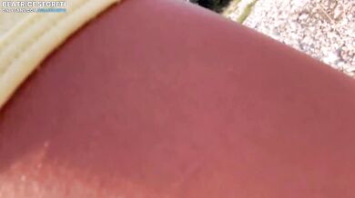 Masturbazione e orgasmo duro in una luogo pubblico con sconosciuto che guarda la figa e gambe aperte