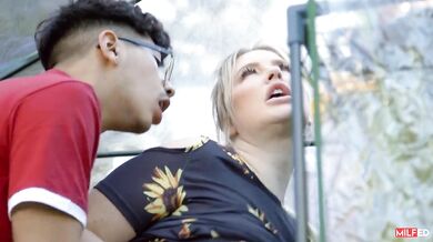 MILF Jenna Starr Seduces Young Stud Diego Perez In A Wild Older-younger Sex Encounter!