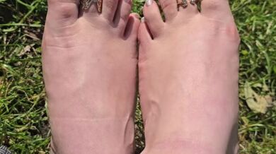 Love the sun on my feet ????