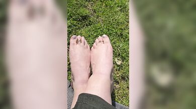 Love the sun on my feet ????