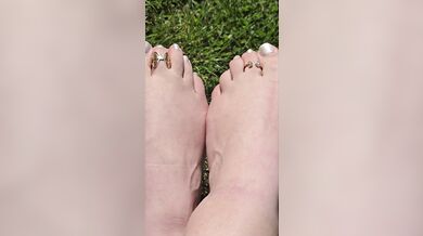 Love the sun on my feet ????