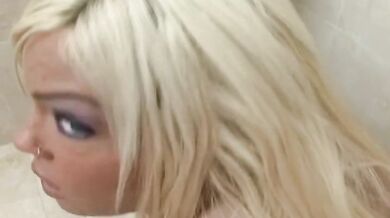 Jordan Blue gioca in bagno con Toys e un cazzo voglioso