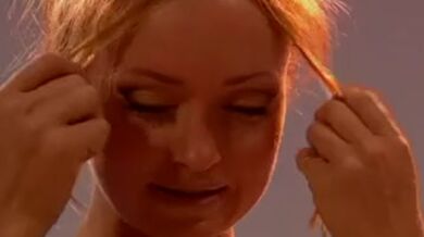 La rossa troia finge di essere malata per scopare il suo amante in clinica