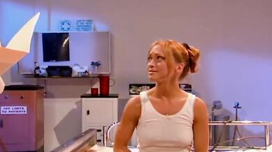 La rossa troia finge di essere malata per scopare il suo amante in clinica