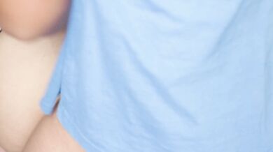 Mi hermanastra cogida en el sofa se traga todo el semen y me limpia la verga con su lengua