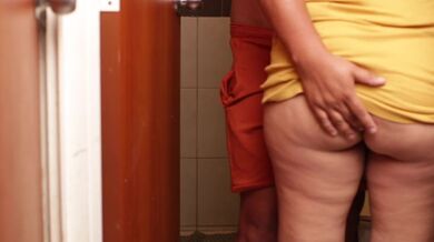 Hermanastra follada en el baño antes de sus clases virtuales