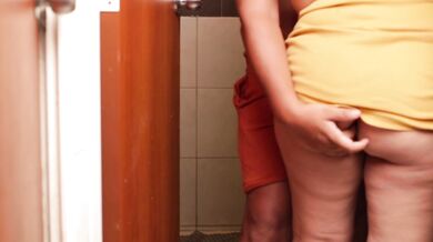 Hermanastra follada en el baño antes de sus clases virtuales