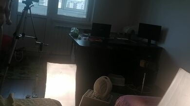 Amateur-Ehefrau hat Spaß daran, Kleider anzuprobieren und abzuschneiden. Amateur-Ehefrau tanzt nackt