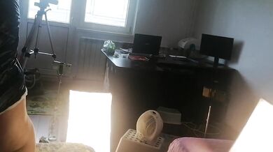 Amateur-Ehefrau hat Spaß daran, Kleider anzuprobieren und abzuschneiden. Amateur-Ehefrau tanzt nackt