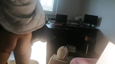 Amateur-Ehefrau hat Spaß daran, Kleider anzuprobieren und abzuschneiden. Amateur-Ehefrau tanzt nackt