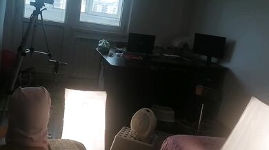 Amateur-Ehefrau hat Spaß daran, Kleider anzuprobieren und abzuschneiden. Amateur-Ehefrau tanzt nackt