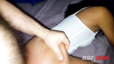 Chica flaca con orejas de gato, se chorrea COMPLETO