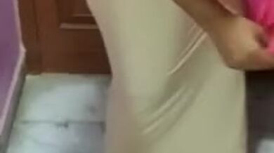 Indian bhabhi removing saree for the singles enjoy