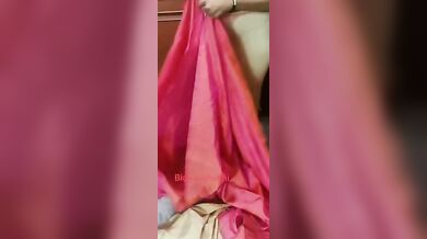Indian bhabhi removing saree for the singles enjoy