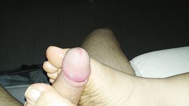 mmmm porco, sono tutta bagnata, fammi vedere come mi sborri sui piedi mentre ti sego lentamente