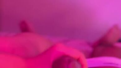 Me hace una paja hasta venirme en sus manos