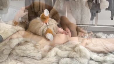 Pelz Fetisch Paar Francis & Alessia Blowjob mit Furry Ears, Fursex, Furcoat Handjob, Furfetish
