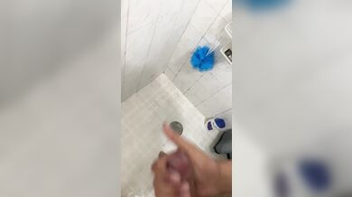 Tiro mi leche solito en el baño