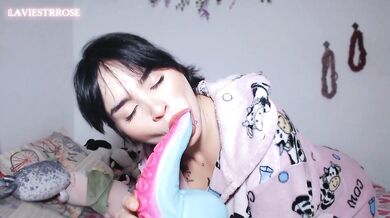 (FULL VIDEO) Squirting on a dildo wearing my favorite pijama