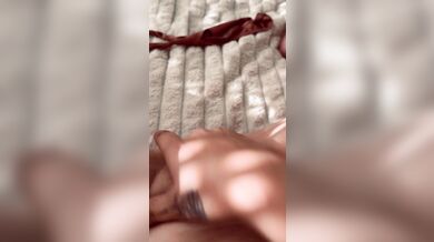 Jeune femme se masturbe et à la chatte mouillée