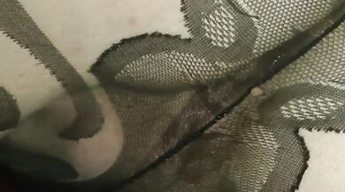 ANASTASIA PIERCE-LA MORENITA LINDA-SENSUAL CHICA SE MUESTRA EN EL MUEBLE LAS PANTIMEDIAS NEGRAS CON COSTURAS DESNUDAS-720p