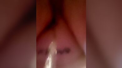 Bbw wife pissing on my phone and hands. Trying to get the right angle