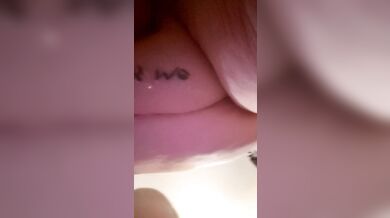 Bbw wife pissing on my phone and hands. Trying to get the right angle