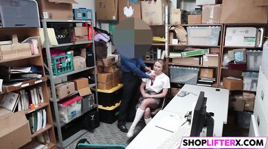 Gal Alyssa Takes Officers Huge Dick Porn (Alyssa Cole, Ryan Mclane)