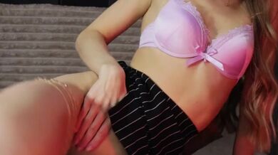 Кучерявая блондинка милфа ублажает себя большим дилдо