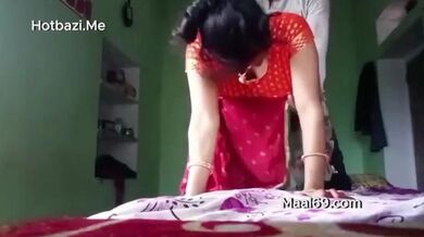 पति ने अपनी पत्नी को पलंग पर घोड़ी बनाके पेला।