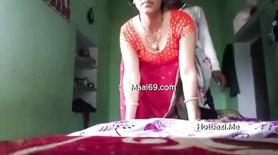 पति ने अपनी पत्नी को पलंग पर घोड़ी बनाके पेला।