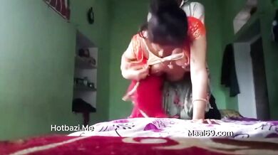 पति ने अपनी पत्नी को पलंग पर घोड़ी बनाके पेला।