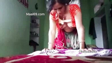 पति ने अपनी पत्नी को पलंग पर घोड़ी बनाके पेला।