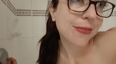 Trickle Piss In The Shower