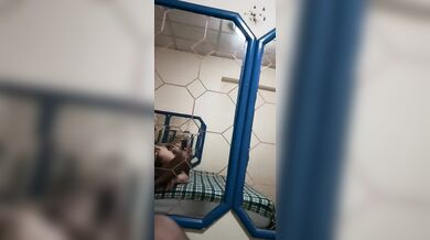 Veo el culo de mi mujer en el espejo, toda una puta en la cama