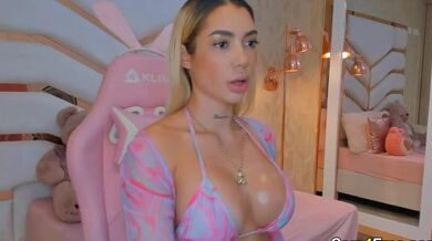 Blonde Girl Fucks With Her Pussy In Her Gaming Chair