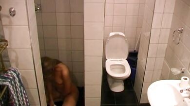 19-years old Stepsister's plays with the showerhead